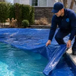 Retirada de cubierta en piscina durante la puesta a punto tras el invierno
